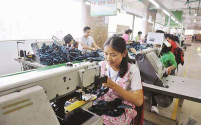 鼓勵(lì)貧困人口向城市流動(dòng),早日脫貧?